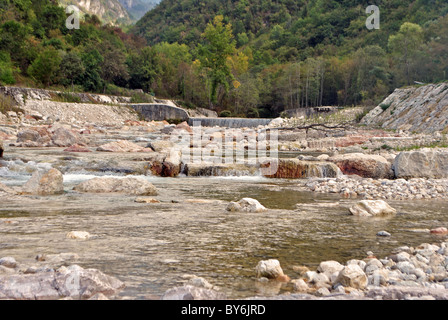 ein Bild von einem wunderschönen Fluss im Herbst Stockfoto