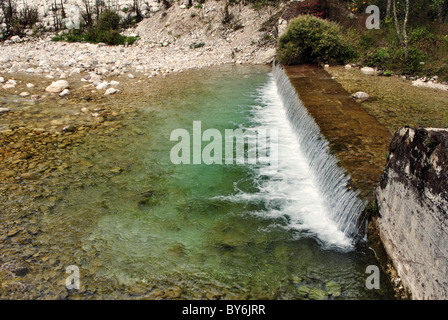 ein Bild von einem wunderschönen Fluss im Herbst Stockfoto