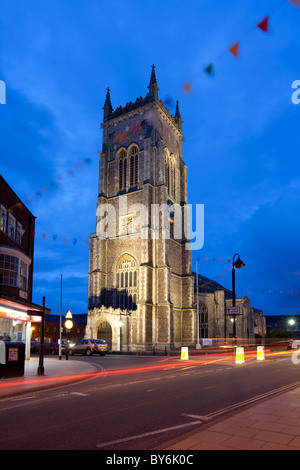 Church of St Peter & St Paul beleuchtet in der Abenddämmerung in Cromer, Norfolk Stockfoto