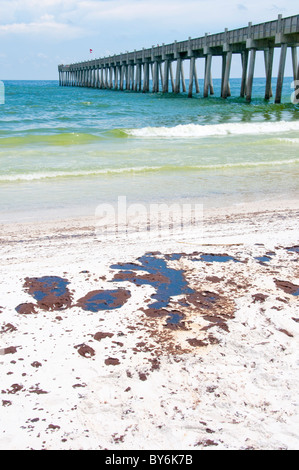 Öl-Pools am Pensacola Beach nach der BP-Ölpest Stockfoto