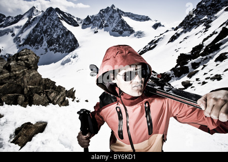 Junger Mann mit Telemarkski auf Schulter vor Oestlicher Seespitze, Westlicher Seespitze und Ruderhofspitze, Wildgratscha Stockfoto