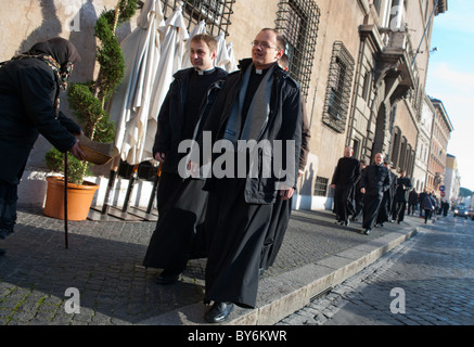 Vatikan Priester die walking Street in Reihe Rom Italien Europa Stockfoto