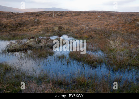 Stehendes Wasser auf Rannoch Moor, in der Nähe von Glen Coe. Stockfoto