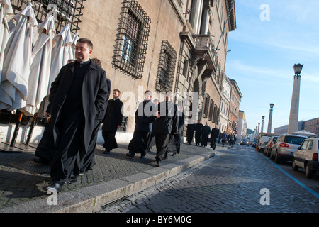 Vatikan Priester die walking Street in Reihe Rom Italien Europa Stockfoto