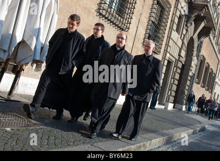 Vatikan Priester die walking Street in Reihe Rom Italien Europa Stockfoto