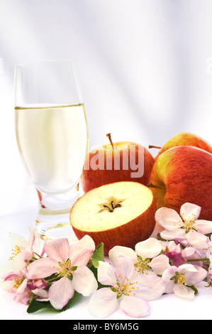 Apfel-Saft-Stillleben - Hintergrund mit Schatten Stockfoto