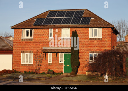 Eine Fotoinstallation Photovoltaik Solar-Panel auf einem inländischen Haus in Washington, North East England, UK. Stockfoto