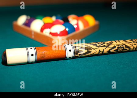 Billard-Queues und Kugeln Stockfoto