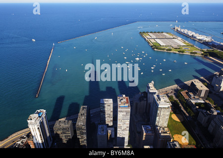 Blick vom Observatorium Deck des John Hancock Tower am Lake Michigan und Navy Pier, Chicago, Illinois, USA Stockfoto