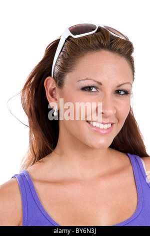 Eine freundliche Frau lächelt mit Sonnenbrille Push-up auf ihrem Kopf. Stockfoto