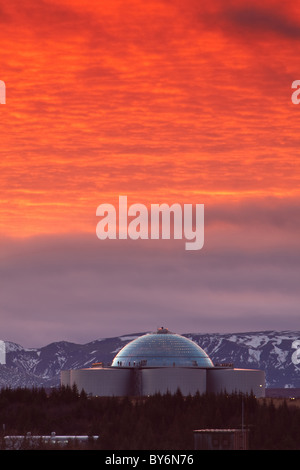 Perlan Restaurant, Reykjavik, Island, sonnt sich im Schein der untergehenden Sonne. Stockfoto