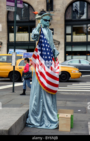 Straße Schauspieler neben Central Park New York gekleidet wie die Statue of Liberty Stockfoto