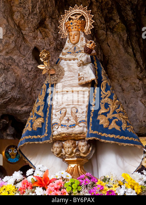 Madonna und Kind Statue in einer Höhle im XIX. Jahrhundert Basilika in Covadonga-Asturien in Nordspanien die Picos de Europa Stockfoto