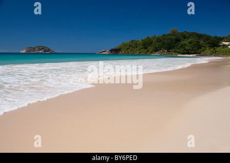 Seychellen, Insel Mahe. Westküste, Kish (aka Grand Anse), der längste Strand auf Mahe. Stockfoto