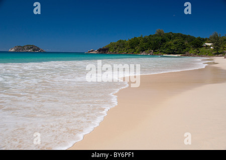 Seychellen, Insel Mahe. Westküste, Kish (aka Grand Anse), der längste Strand auf Mahe. Stockfoto