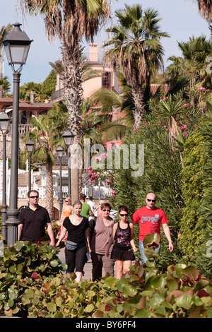 Spaziergang auf der Promenade an der Costa Adeje, Teneriffa, Kanarische Inseln, Spanien Stockfoto