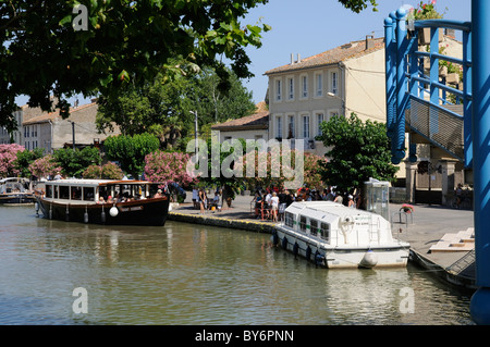 Canal du Midi bei Tomps Südfrankreich südlichen Wasserstraße Wasserstraßen Urlauber in die Warteschlange für eine Bootsfahrt auf dem Fluss Stockfoto