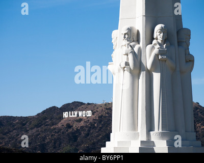 Astronomen Denkmal an der Griffith Park Observatory, Hollywood Kalifornien, mit den Hollywood-Schriftzug in der Ferne. Stockfoto