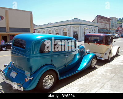 zwei klassische Autos geparkt in ferndale Stockfoto