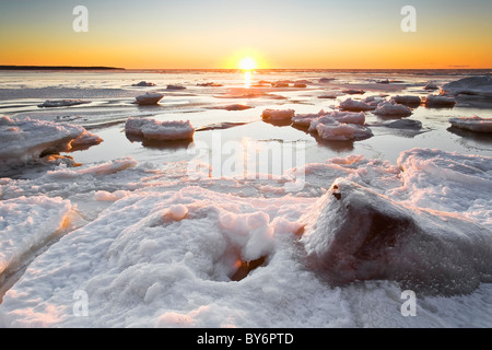 Eis bildet am Lake Winnipeg am Sonnenuntergang, Victoria Beach, Manitoba, Kanada. Stockfoto