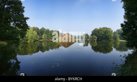 Wasser-Pyramide im Branitzer Park bei Cottbus, Land Brandenburg, Deutschland Stockfoto