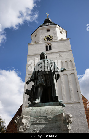 Paul Gerhardt Denkmal und Stadtkirche, Paul-Gerhardt-Kirche, Luebben, Spreewald, Land Brandenburg, Deutschland Stockfoto