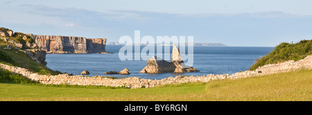 Kirche-Rock, in der Nähe von breiten Oase im Süden Pembrokeshire. Unitarischen Insel im Hintergrund sichtbar. Stockfoto