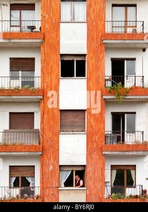 Moderne Wohn Wohnblock in Cangas de Onis in Asturien Nordspanien mit Greis im unteren Fenster sichtbar Stockfoto