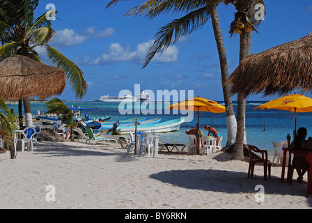 Blick auf den Strand und Angelboote/Fischerboote, Costa Maya, Südost-Region, Mexiko, Karibik. Stockfoto