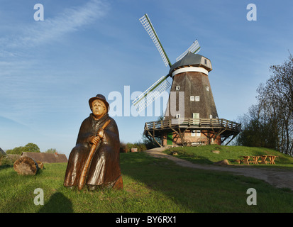 Windmühle und Skulptur in Region, Mecklenburger Seenplatte, Mecklenburg-Western Pomerania, Deutschland Stockfoto