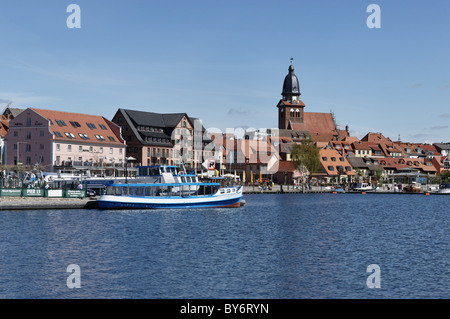 Stadthafen mit Blick auf die St. Marienkirche in Waren, Müritz, Mecklenburg Lake district, Mecklenburg-Vorpommern, Germa Stockfoto