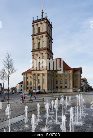 Marktplatz mit Wasserspiele und die Stadtkirche, Neustrelitz, Mecklenburg Lake district, Mecklenburg-Vorpommern, Ge Stockfoto