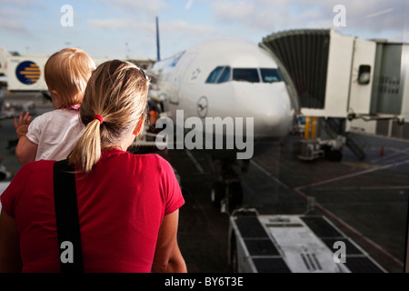 Mutter und Tochter gerade Lufthansa Jet am Tor, LAX Flughafen, Los Angeles, Kalifornien, USA Stockfoto