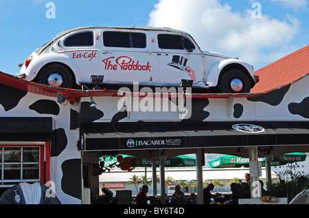 Auto auf Dach des Paddock-Café-Bar, Oranjestad, Aruba, niederländische Antiles, Karibik. Stockfoto