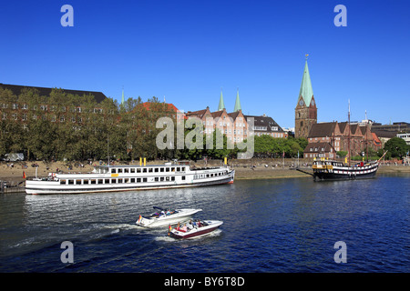 Schiffe auf der Weser am Pier Martini, Martinikirche, hanseatische Stadt Bremen, Deutschland, Europa Stockfoto