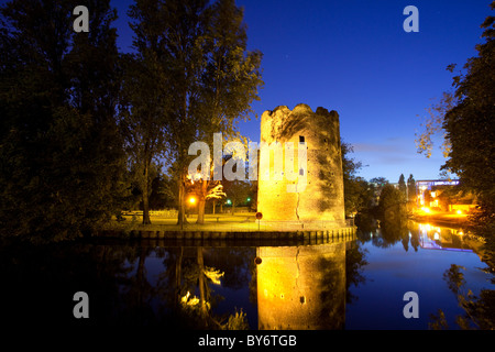 Kuh-Turm ist ein 14. Jahrhundert Ziegel Verteidigung neben dem Fluss Wensum in Norwich, hier der Turm kann man beleuchtete in der Abenddämmerung. Stockfoto