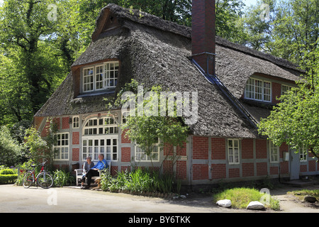 Menschen Sie vor idyllischen reetgedeckten Haus, Pension, Heinrich Vogeler-Stiftung Haus Im Schluh, Worpswede, Niedersachsen, Deutschland Stockfoto