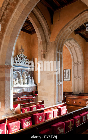 St. Michael Kirche in Land Dorf Aldbourne, Wiltshire, England, Großbritannien mit dem Goddard-Denkmal durch die Bögen. Stockfoto