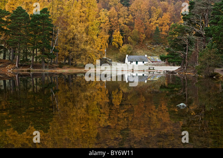 Das Visitor Center am Loch ein Eilein, in der Nähe von Aviemore im Cairngorms National Park. Teil des Rothiemurchus Estate. Stockfoto