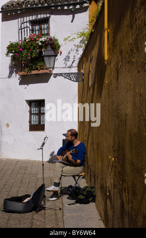 EIN STRAßENMUSIKANT GITARRE IM BARRIO SEVILLA SPANIEN Stockfoto