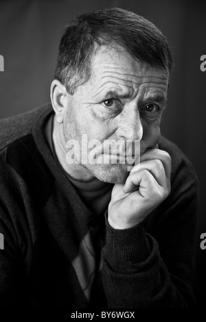 Schwarz / weiß Porträt von einem mittleren Alter Mann in den Fünfzigern. Stockfoto