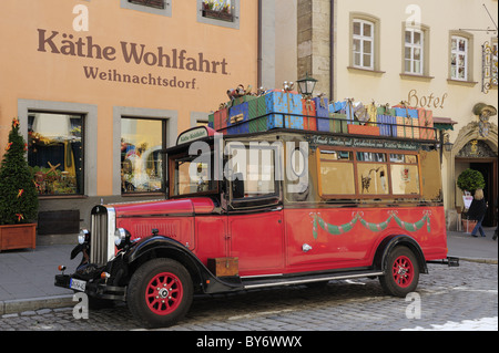 Oldtimer mit Weihnachten Pakete geladen Rothenburg Ob der Tauber, Bavaria, Germany Stockfoto