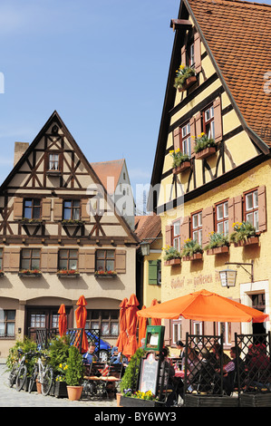 Gäste sitzen im Biergarten des Restaurant, Fachwerkhäuser, Dinkelbuehl, Bayern, Deutschland Stockfoto