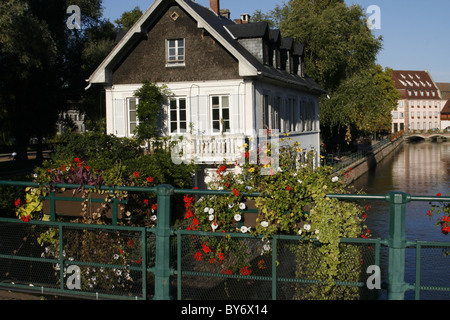 Frankreich-Elsass-Straßburg sonnigen Sonntagnachmittag Kanalseite Fachwerkhaus Gebäude, Fenster und Fensterläden Stockfoto