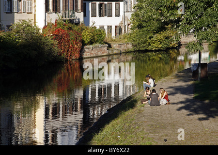 Frankreich-Elsass-Straßburg sonnigen Sonntagnachmittag Kanalseite Fachwerkhaus Gebäude, Fenster und Fensterläden Stockfoto