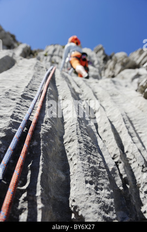 Frau, Klettern am Fels, in der Nähe von Rifugio Rossi, Pania della Croce, Toskana, Italien Stockfoto