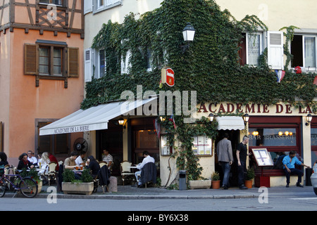 Frankreich-Elsass-Straßburg sonnigen Sonntagnachmittag Kanal Seite Café Fachwerkhaus Buillding Fenster und Fensterläden Stockfoto