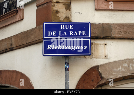 Frankreich Elsass Straßburg Szene Straßenschilder auf Englisch und Französisch Stockfoto