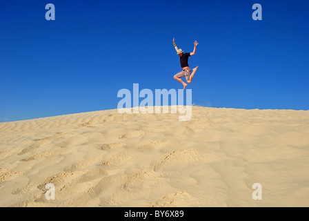 Ein Tourist in den Dünen des Grand Erg Oriental (Sahara Wüste) in der Nähe von Douz, Tunesien Stockfoto