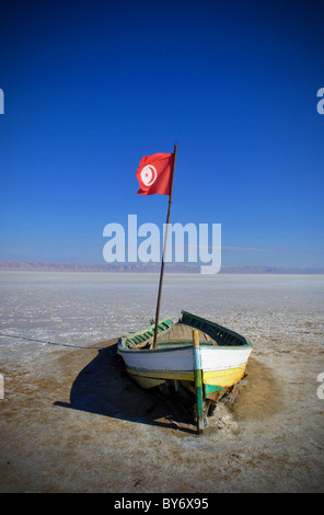 Ruderboot auf Salzsee Chott el Jerid in Tunesien Stockfoto